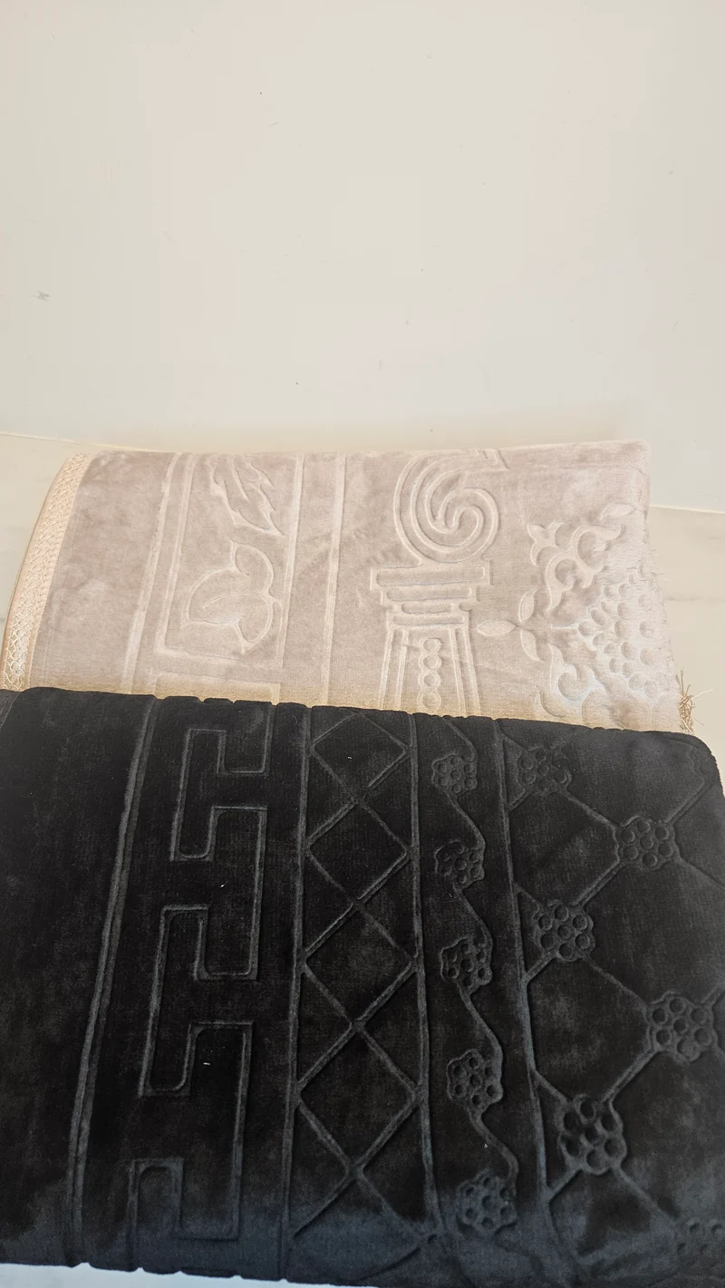Tapis beige ou noir à personnalisé