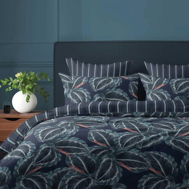 Housse de couette + taie(s) d'oreiller satin de coton - Calathea bleu foncé
