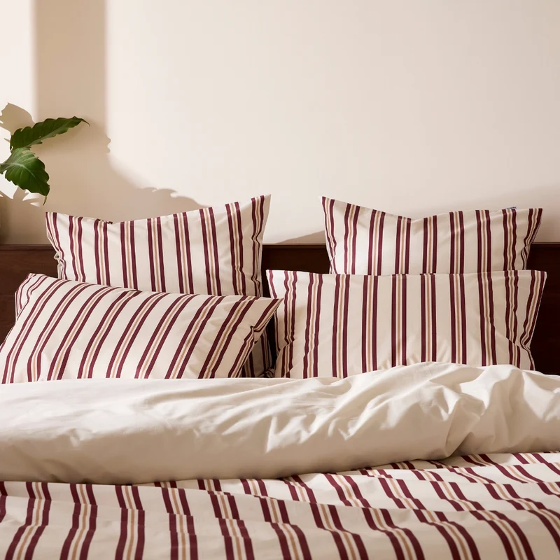 La taie d'oreiller rayures bordeaux et noisette