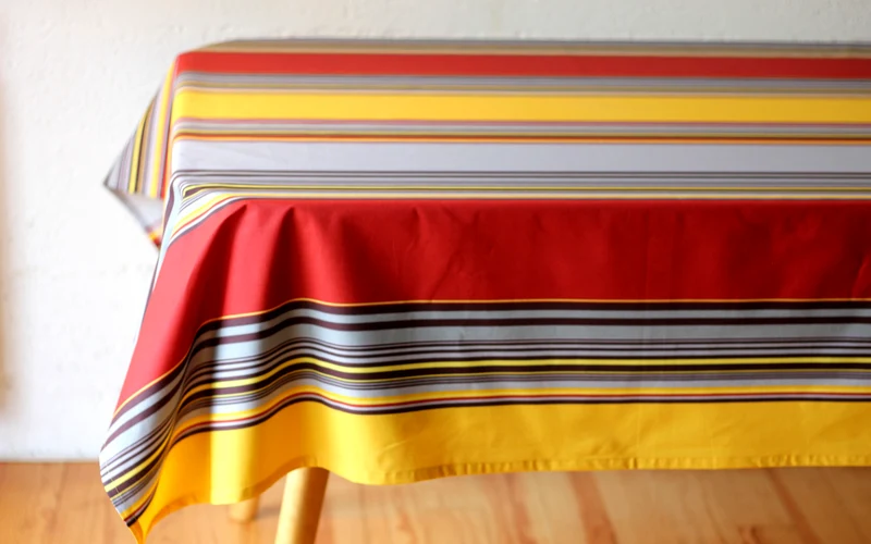 NAPPE ENDUITE "IRUN" - Jaune et rouge