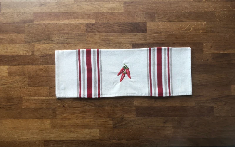 TORCHON "PAYS BASQUE" - Rayures grenat - Broderie au choix