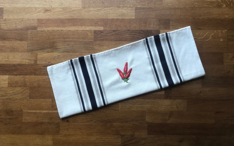 TORCHON "PAYS BASQUE" - Rayures marines - Broderie Piment