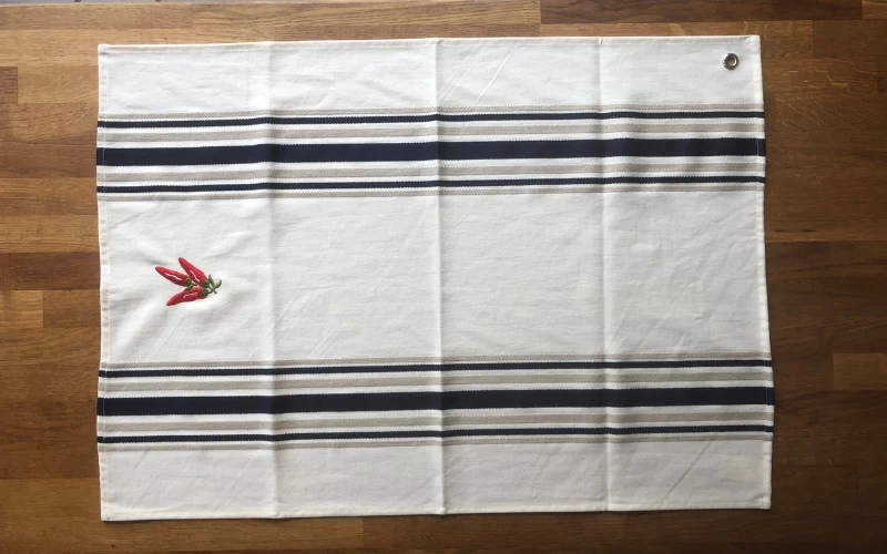 TORCHON "PAYS BASQUE" - Rayures marines - Broderie Piment