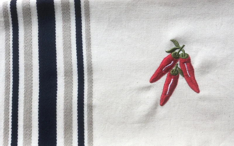 TORCHON "PAYS BASQUE" - Rayures marines - Broderie Piment